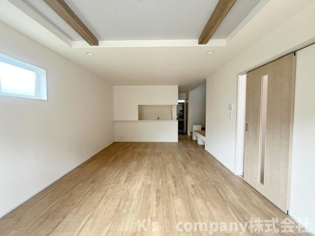 ◎茅ヶ崎市円蔵2丁目　新築戸建　4号棟の居間・リビング|正面にはご家族とのコミュニケーションが取りやすいカウンタ―キッチンが見えます☆