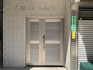 【エントランス】 | お客様を、そして住人を出迎えてくれるマンションのエントランス。ゴミが落ちていないことからも、管理状態の良さや住民の節度の高さが見て取れます。～即日のご見学可能～　お問合せはお気軽にどうぞ。