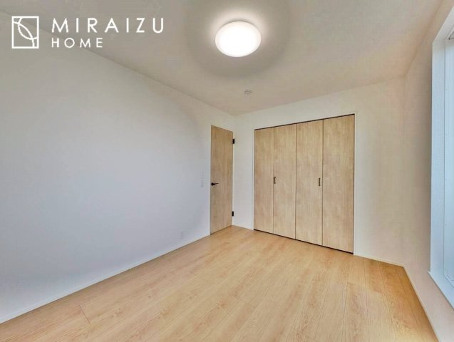 【洋室】 | 居心地の良さそうなリラックスできる空間。独立性のある建物ですので、ご自分の時間を大切にしたご家族様にぴったりです！