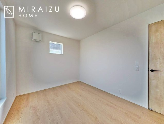 【寝室】 | 広さのある洋室は、ご夫婦様の寝室にぴったりですね。ご主人様の趣味のものや書斎などにも使用できるくらいの広さが嬉しいです。収納もばっちり完備してますのでお荷物が多いご家族様も安心してお暮しいただけます！