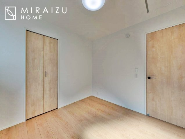 【洋室】 | 心も体も癒されるゆったりと落ち着いた洋室。窓が多いつくりになっています。窓が多いと明るい空間を保ち、室内へ気持ちの良い風も取り込んでくれます。