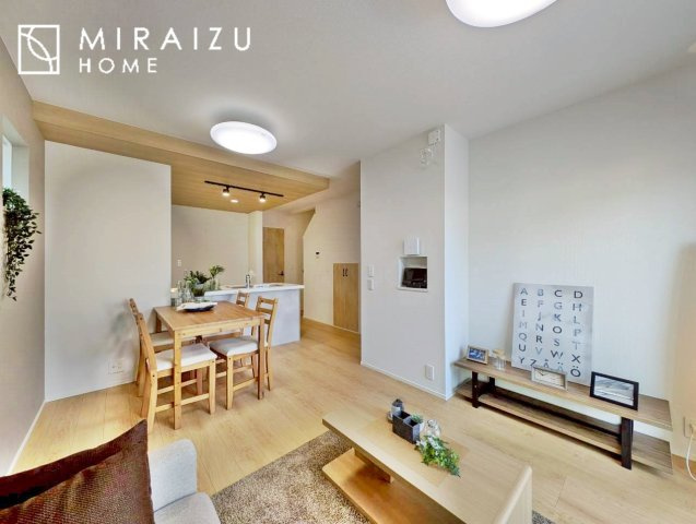 【居間・リビング】 | 大きな窓が特徴の南向きリビングでは、太陽光も沢山取り込むことが出来てお家の中にいても日光浴が可能ですね、開放的な空間です。インテリア選びも楽しそう、ご家族様で相談しながらインテリア配置も楽しみたいです