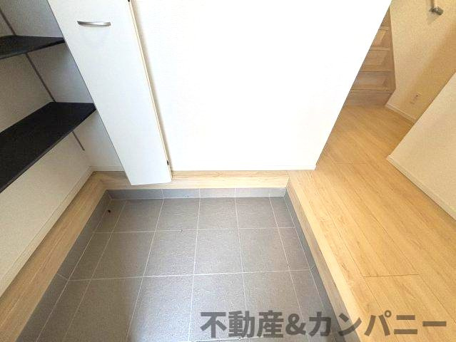 クレイドルガーデン松前町北川原第1-1号棟　伊予郡松前町大字北川原新築戸建の玄関|きれいな玄関です