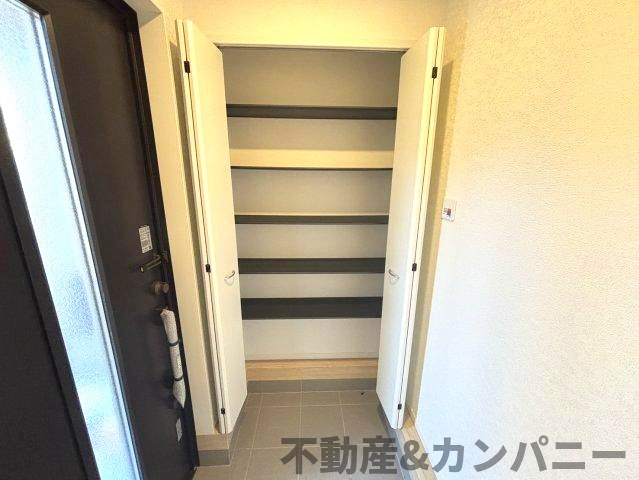 クレイドルガーデン松前町北川原第1-1号棟　伊予郡松前町大字北川原新築戸建の収納|玄関収納です