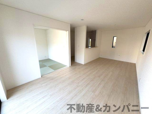 クレイドルガーデン松前町北川原第1-1号棟　伊予郡松前町大字北川原新築戸建の居間・リビング|リビングです