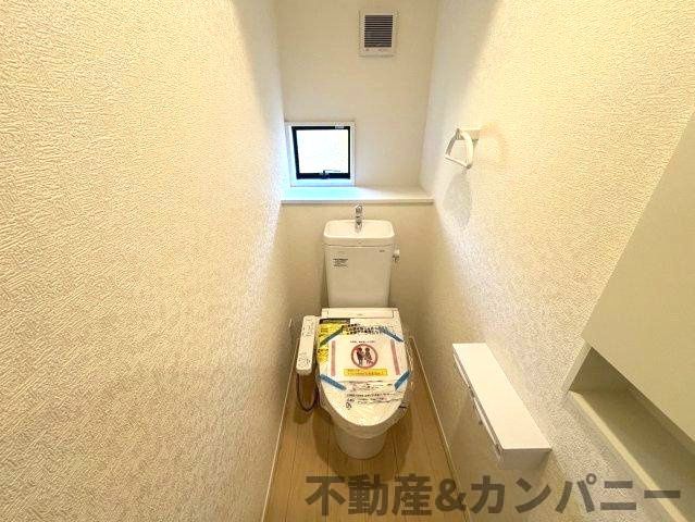 クレイドルガーデン松前町北川原第1-1号棟　伊予郡松前町大字北川原新築戸建のトイレ|ゆったりとした空間のトイレです