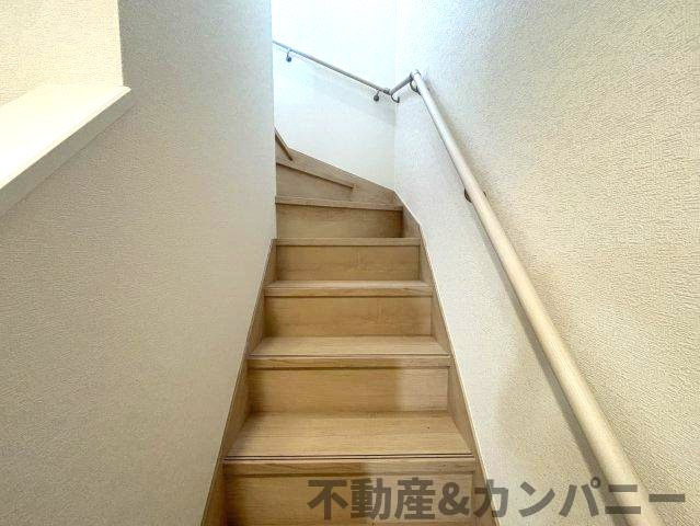 クレイドルガーデン松前町北川原第1-1号棟　伊予郡松前町大字北川原新築戸建のその他|手すり付き階段です