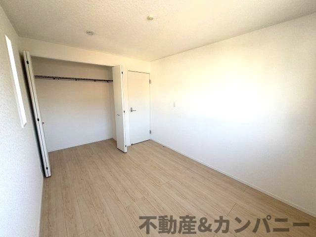 クレイドルガーデン松前町北川原第1-1号棟　伊予郡松前町大字北川原新築戸建の洋室|広々とした洋室です