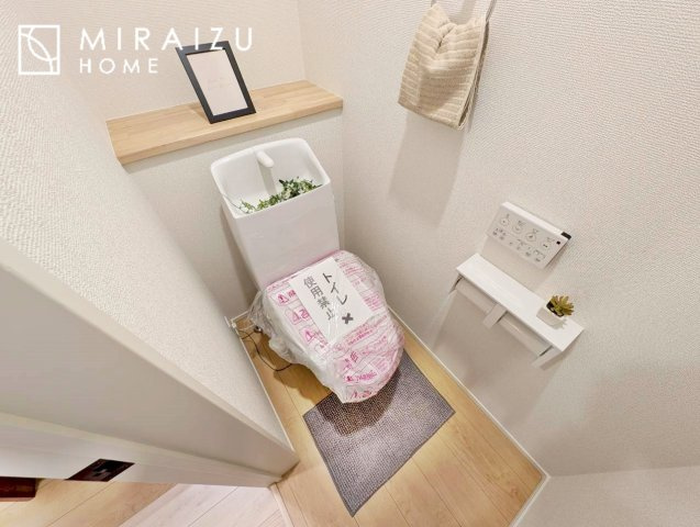 【トイレ】 | 空気の換気と窓からの光の明るさに配慮した清潔感のあるトイレ、ご自分の好きなアロマや芳香剤を置いて落ち着く空間を演出、一人になれる空間ですから、リラックスしたいですね。