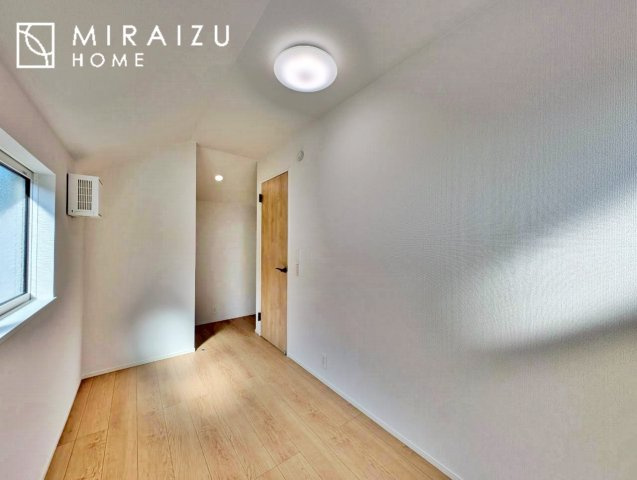 【子供部屋】 | お子様のお部屋にも主寝室にも使えますね。窓が二面についていますので採光もばっちり、空気の入れ替えもOK！自分のお部屋を持ちたいお子様の夢を叶えます！