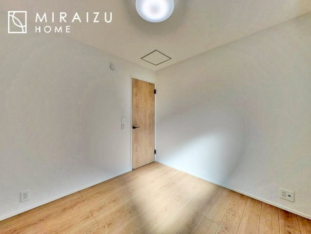 【寝室】 | 収納あり、自然な採光ありの洋室。家族みんなが気持ち良く目覚められる、過ごしやすい主寝室などにもお勧め。もちろん、ペットもご一緒に。