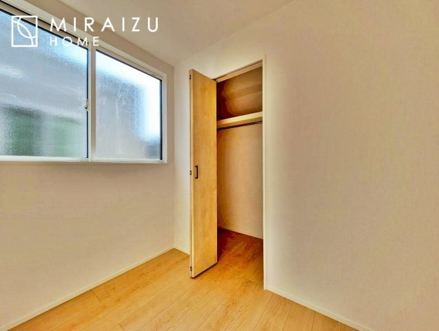 【子供部屋】 | 床のフローリングもオシャレな洋室が嬉しいです。独立性のある住宅ですので、各居室それぞれ、テイストの違うお部屋インテリア造りをしても面白いかもしれませんね！