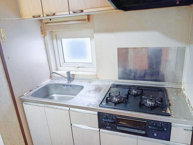 【キッチン】 | 朝霞市栄町2丁目　中古一戸建住宅（朝霞店） | 調理器具や調味料のなどをすっきり収納できるシステムキッチン