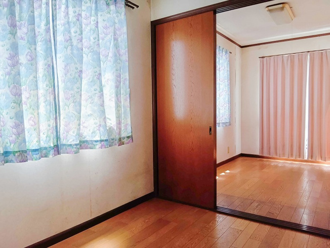 【洋室】 | 朝霞市栄町2丁目　中古一戸建住宅（朝霞店） | 衣類やスーツケースなどのお荷物もすっきり片付く収納付きの洋室