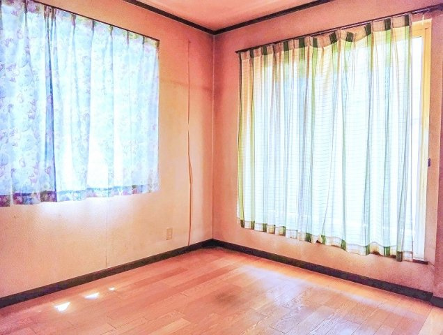 【寝室】 | 朝霞市栄町2丁目　中古一戸建住宅（朝霞店） | バルコニーに面したお部屋は大きな窓からたっぷりと陽ざしが入ります。