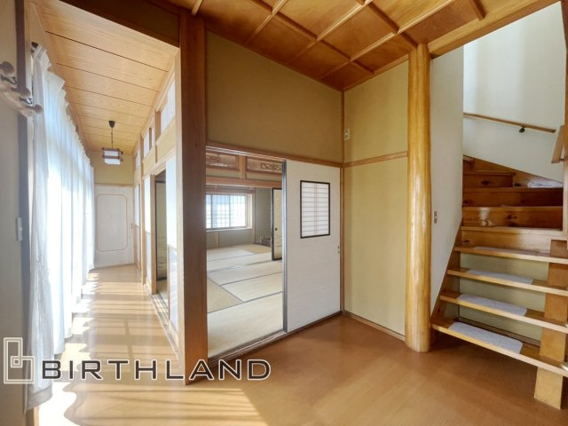 いわき市中央台飯野　中古戸建ての内装|玄関を入ると左手には二間続きの和室と日差しが入り気持ちの良い縁側がございます！