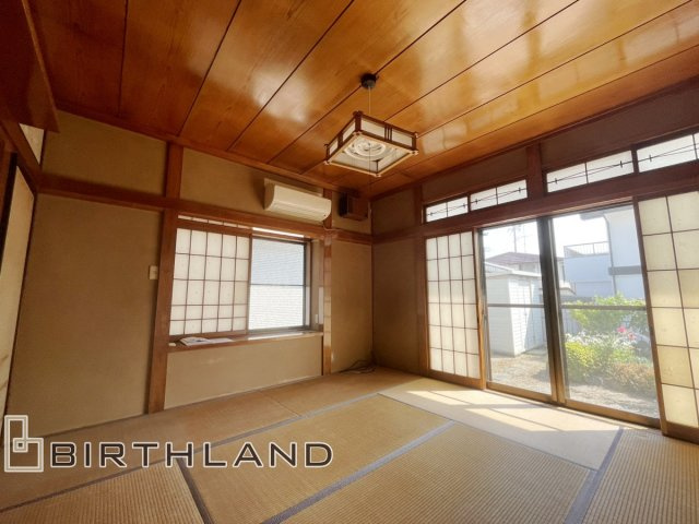 いわき市中央台飯野　中古戸建ての和室|右手側には8帖の和室がございます！2面採光で明るく快適なプライベート空間です！