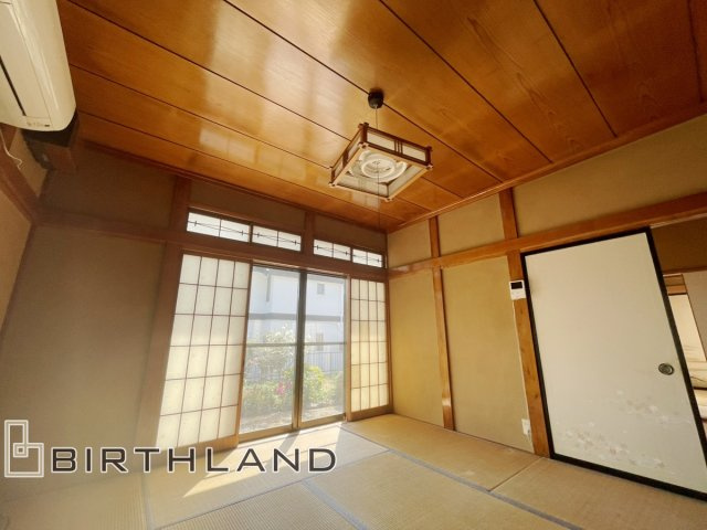 いわき市中央台飯野　中古戸建ての和室|8帖でゆとりのある和室は廊下側とダイニングキッチン側から出入りが可能です！