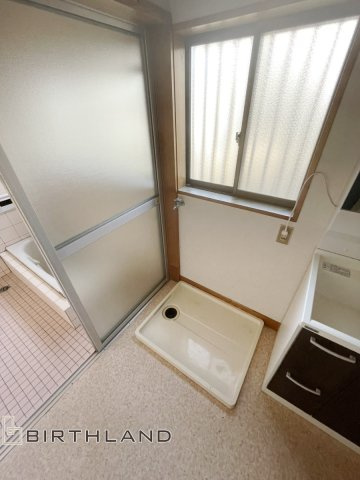 いわき市中央台飯野　中古戸建ての脱衣所|洗濯機置き場があり家事動線良好です！小窓付きで明るい空間です！
