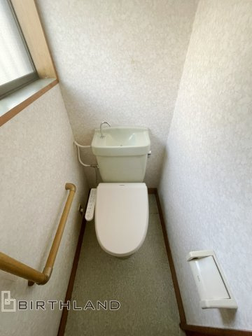 いわき市中央台飯野　中古戸建てのトイレ|小窓がついているので簡単に換気が可能です！
