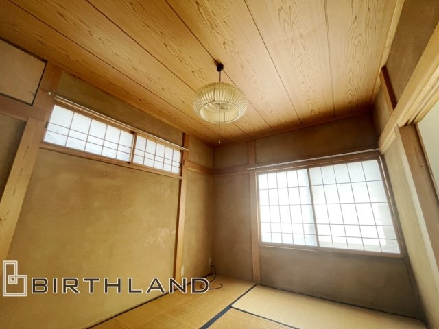 いわき市中央台飯野　中古戸建ての和室|自然光が長時間入る2面採光で明るく気持ちの良いプライベート空間です！