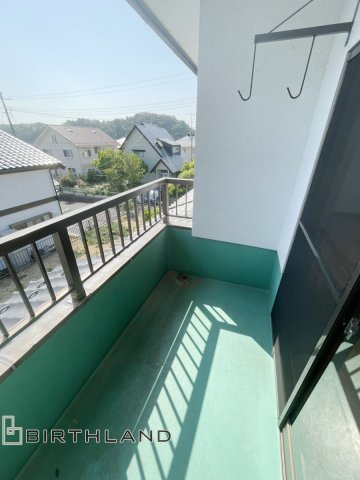 いわき市中央台飯野　中古戸建てのバルコニー|南西側のバルコニーは陽当たりも良くお洗濯物が良く乾きそうです！