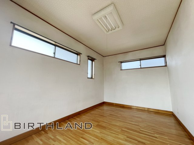 いわき市中央台飯野　中古戸建ての洋室|2階の洋室は3面採光で明るく気持ちの良いプライベート空間です！