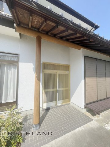 いわき市中央台飯野　中古戸建ての玄関|和の趣が感じられ、白の外壁と落ち着いたグレーのタイルでモダンな印象もある玄関。