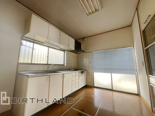 いわき市中央台飯野　中古戸建てのキッチン|壁付けキッチンで出窓や外へ通じる掃き出し窓があるダイニングキッチン！