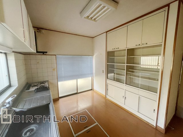 いわき市中央台飯野　中古戸建てのキッチン|中央にダイニングテーブルを設置すれば、すぐにお料理が配膳できますね！