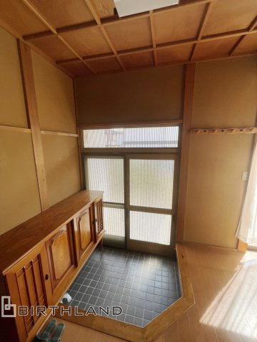 いわき市中央台飯野　中古戸建ての玄関|優しい自然光が入る玄関スペースです！