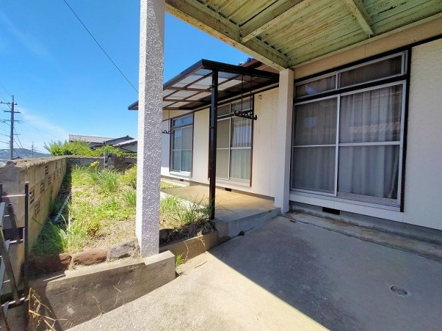 黒髪町桜ケ丘団地戸建の庭|庭（カーポートから）