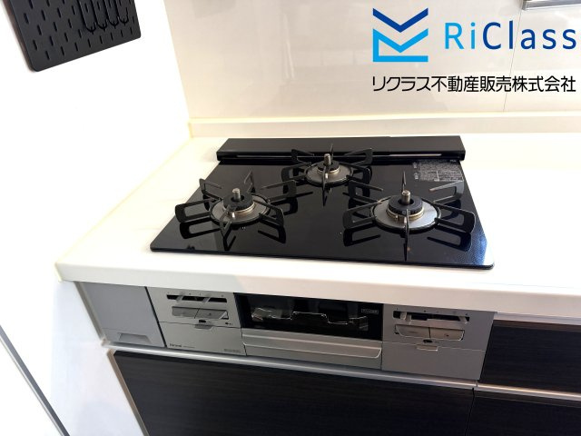 中古戸建　神戸市長田区寺池町2丁目のキッチン|3口ガスコンロです