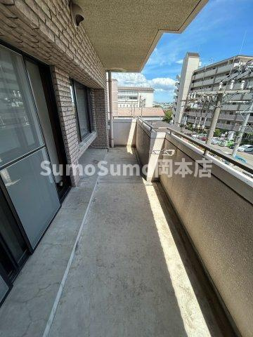 アーデンコート住吉川のバルコニー|外からの目が気にならないバルコニーで洗濯物が干せます
