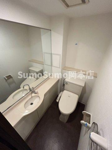 アーデンコート住吉川のトイレ|落ち着いた色調のトイレです