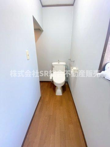 加納1丁目中古戸建のトイレ|トイレの奥行が伝わるかと思います。