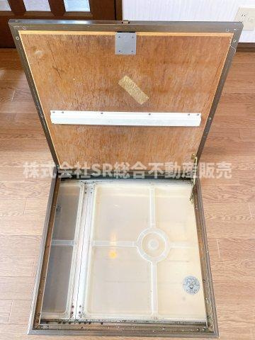 加納1丁目中古戸建の収納|キッチンには床下収納もあります。