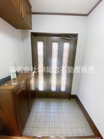 加納1丁目中古戸建の玄関|二人座っても靴を履ける広さです！