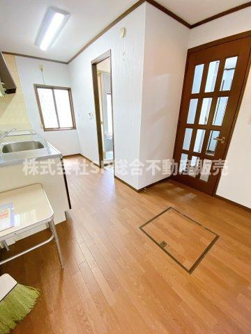 加納1丁目中古戸建のキッチン|使いやすい居間です