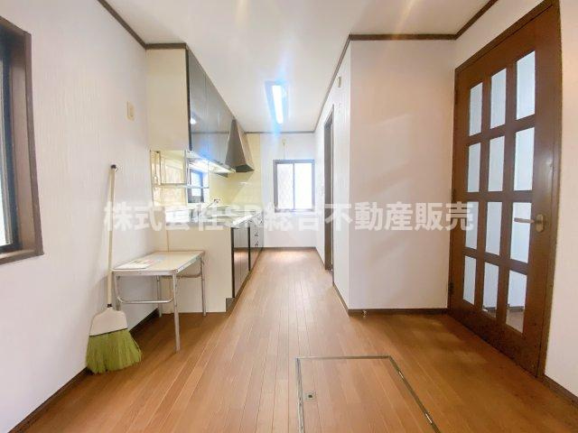 加納1丁目中古戸建のキッチン|明るいダイニングキッチンで家族団らんの時間を過ごせます！