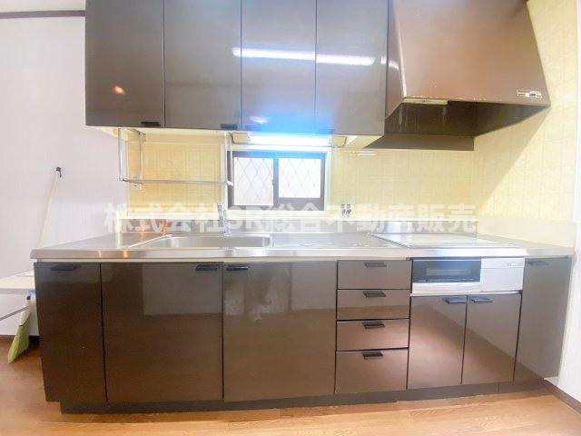 加納1丁目中古戸建のキッチン|IH3口コンロ、グリル付きで安全にお料理でき、掃除も楽です♪