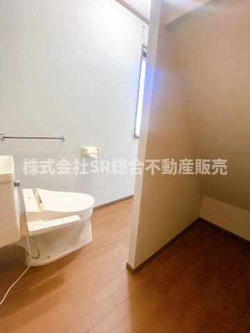 加納1丁目中古戸建のトイレ|トイレは奥行があり、収納スペースもあります！温水洗浄便座もございます♪