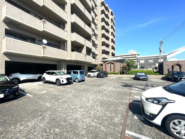 サーパス中の島の駐車場|敷地内の駐車場は全区画平面です。