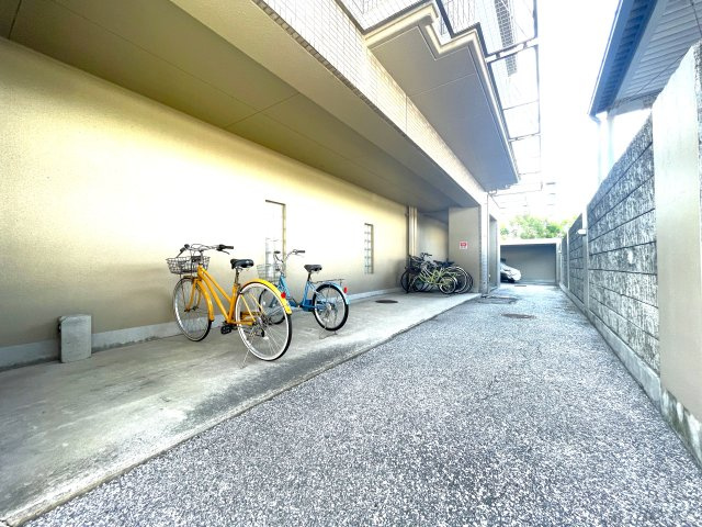 サーパス中の島のその他共用部分|駐輪場は屋根付きで雨天時でも安心です。