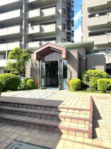サーパス中の島の外観|エントランス入り口付近です。植栽の手入れも行き届いています。