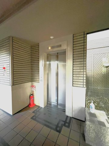 サーパス中の島のその他共用部分|エレベーターは西館・東館に一基ずつあります。