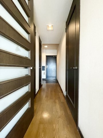 サーパス中の島のその他|リビングからみた玄関側の光景です。