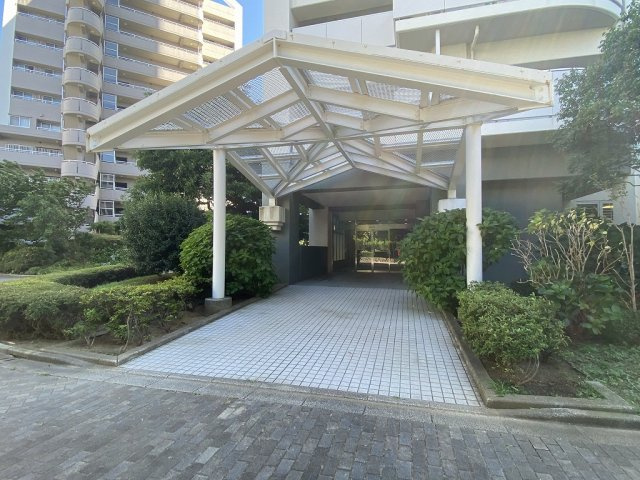 緑に囲まれたエントランス