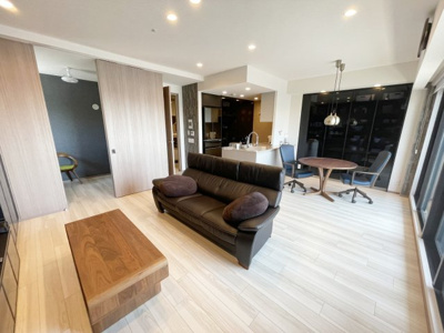 【居間・リビング】 | ワコーレ西岡本グランプレイス | 令和5年9月築の築浅の綺麗な住まい。4沿線利用可能、通勤通学に便利 。南西角住戸、陽当たり良好♪