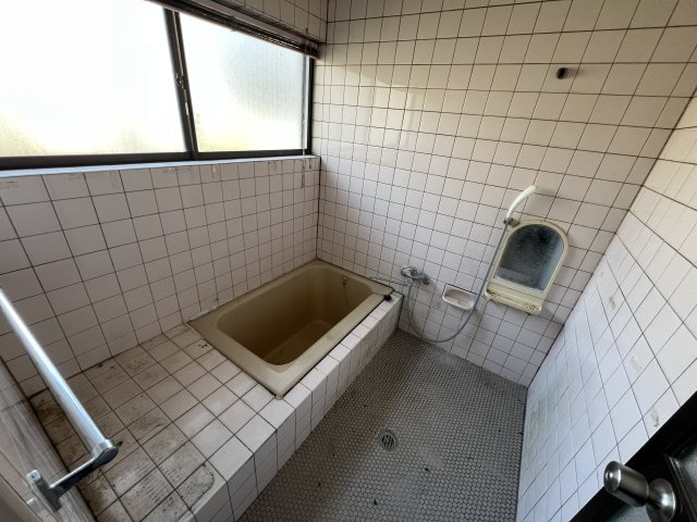 津山市加茂町中古住宅6DKの浴室